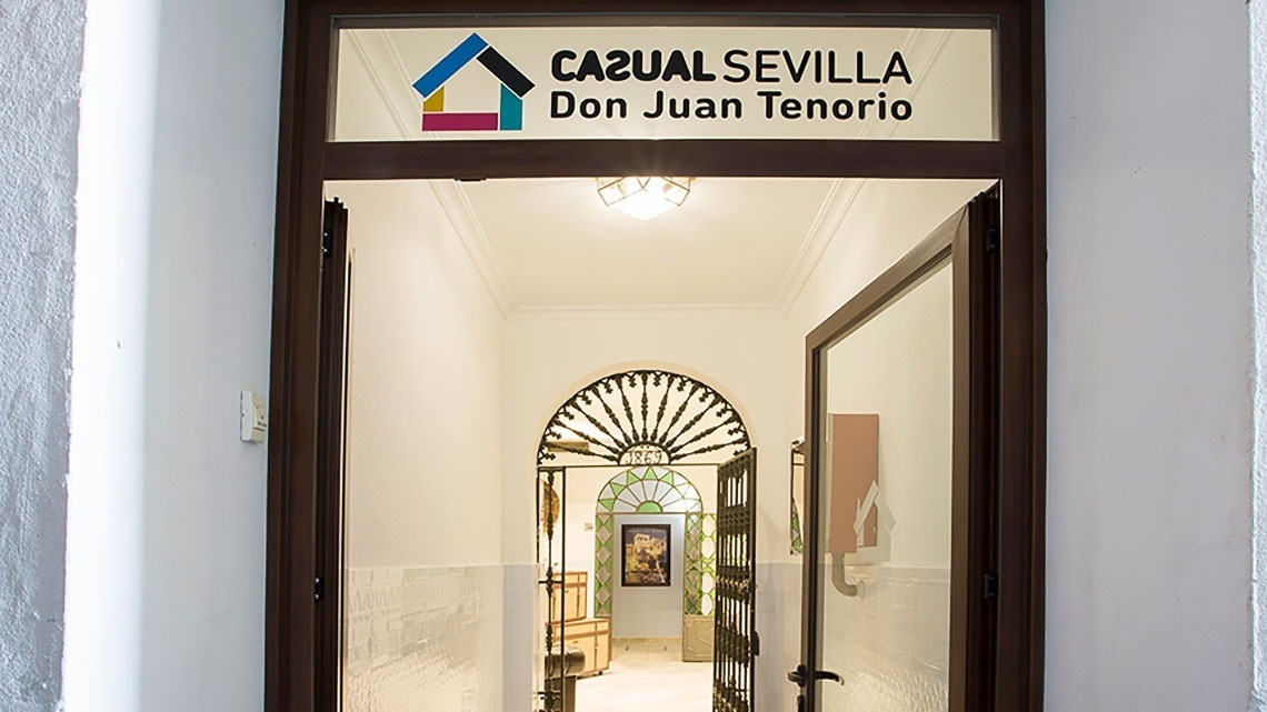 Entrada de Casual Don Juan Tenorio, hotel pet friendly en el centro de Sevilla