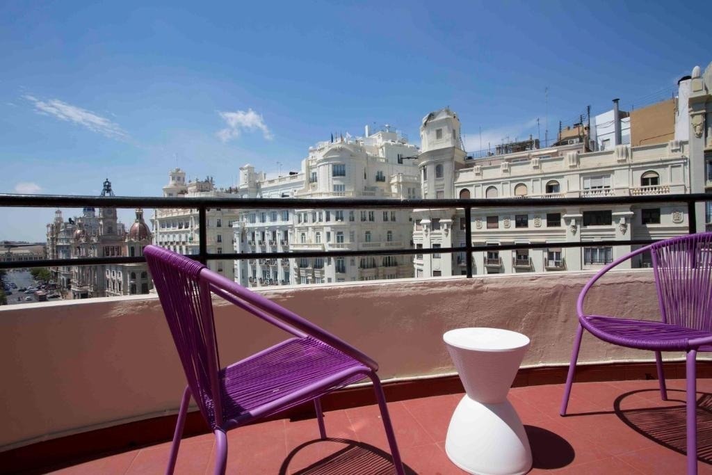 Balkon in het Casual Vintage hotel met uitzicht op de straat Barcelonina