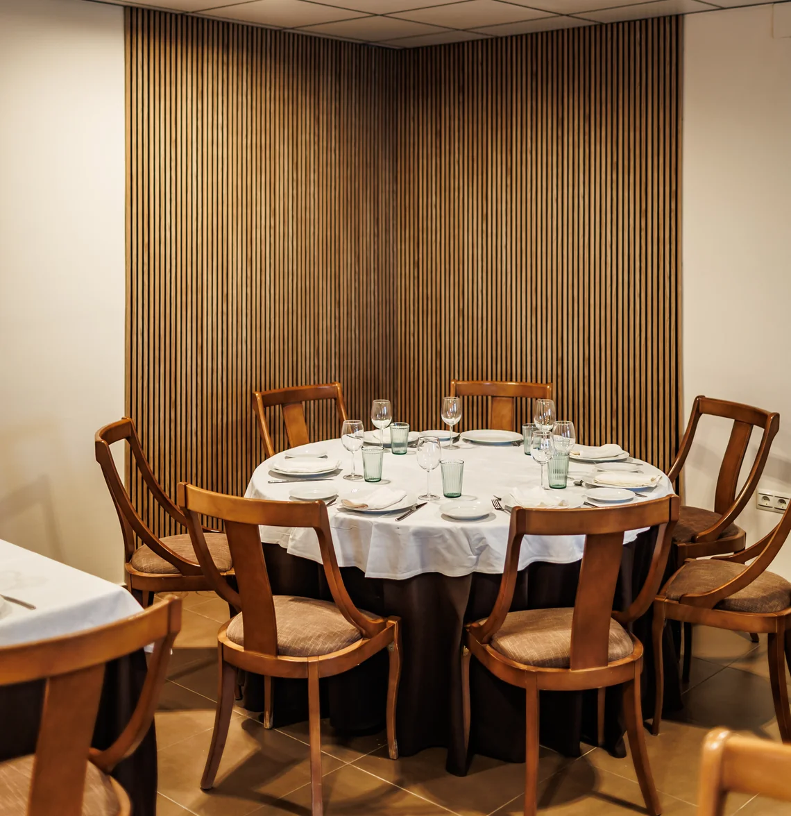 Mesas elegantes para eventos enHotel Acosta Ciudad de la Música, decoración de madera.