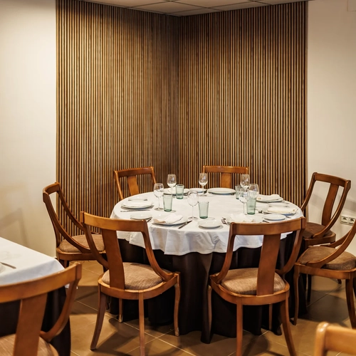 Elegant dining table setting at a hotel, ready for guests. Hotel Acosta Ciudad de la Música