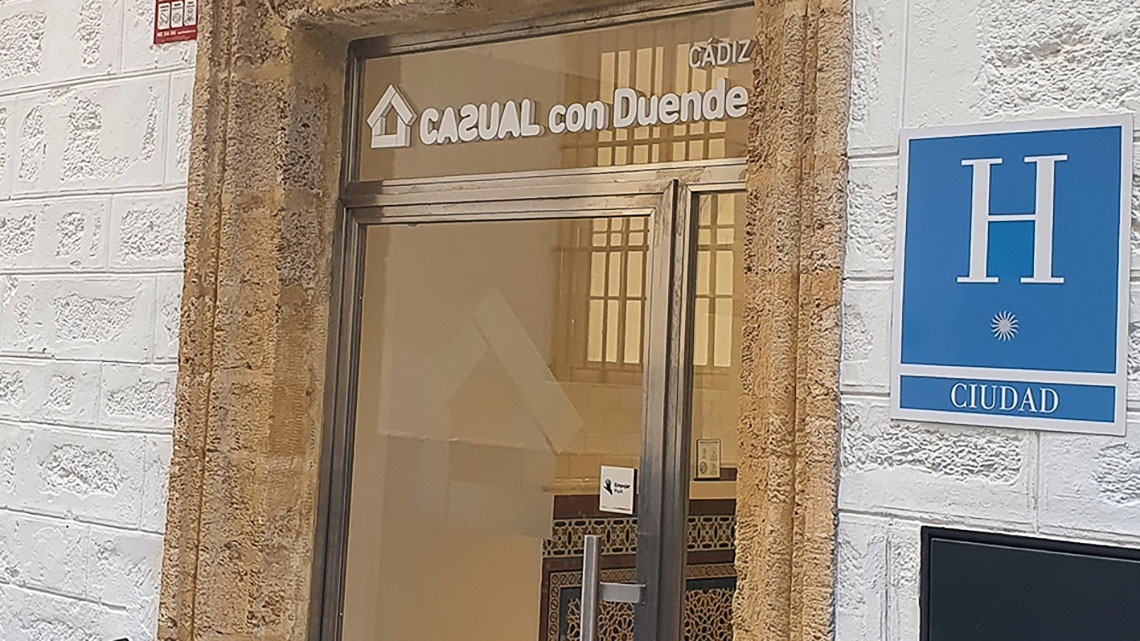 Entrance to Casual con Duende, a cheap pet-friendly hotel in the center of Cádiz