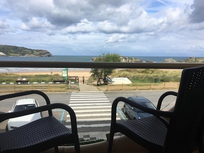 una vista de la playa y el océano desde un balcón