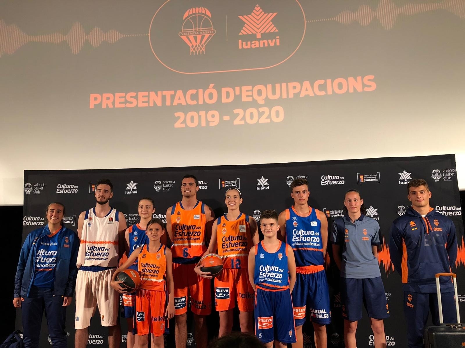 un grupo de jugadores de baloncesto de la cultura del esfuerzo posan para una foto