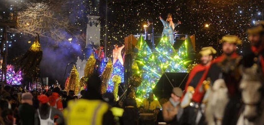 un grupo de personas montando a caballo frente a un árbol de navidad .
