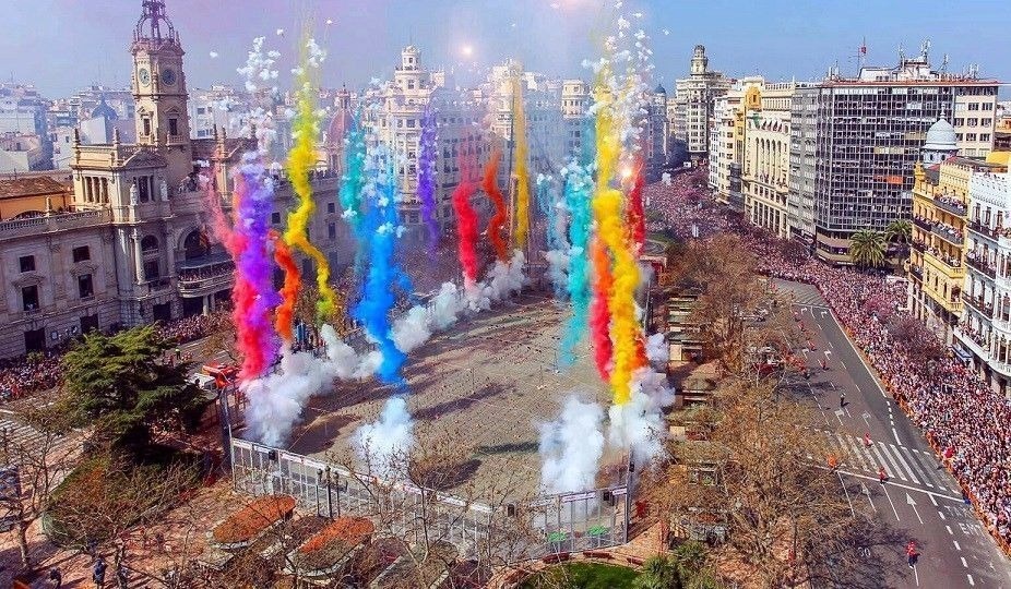 una ciudad con muchos edificios y humo de colores