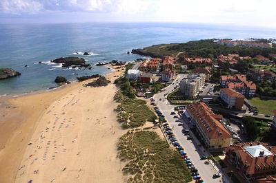 una vista aérea de una playa llena de gente y edificios - 