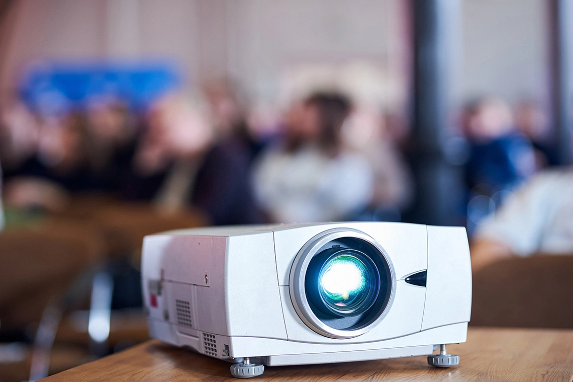 Proyector moderno en una sala de conferencias, listo para tu Hotel Acosta Ciudad de la Música