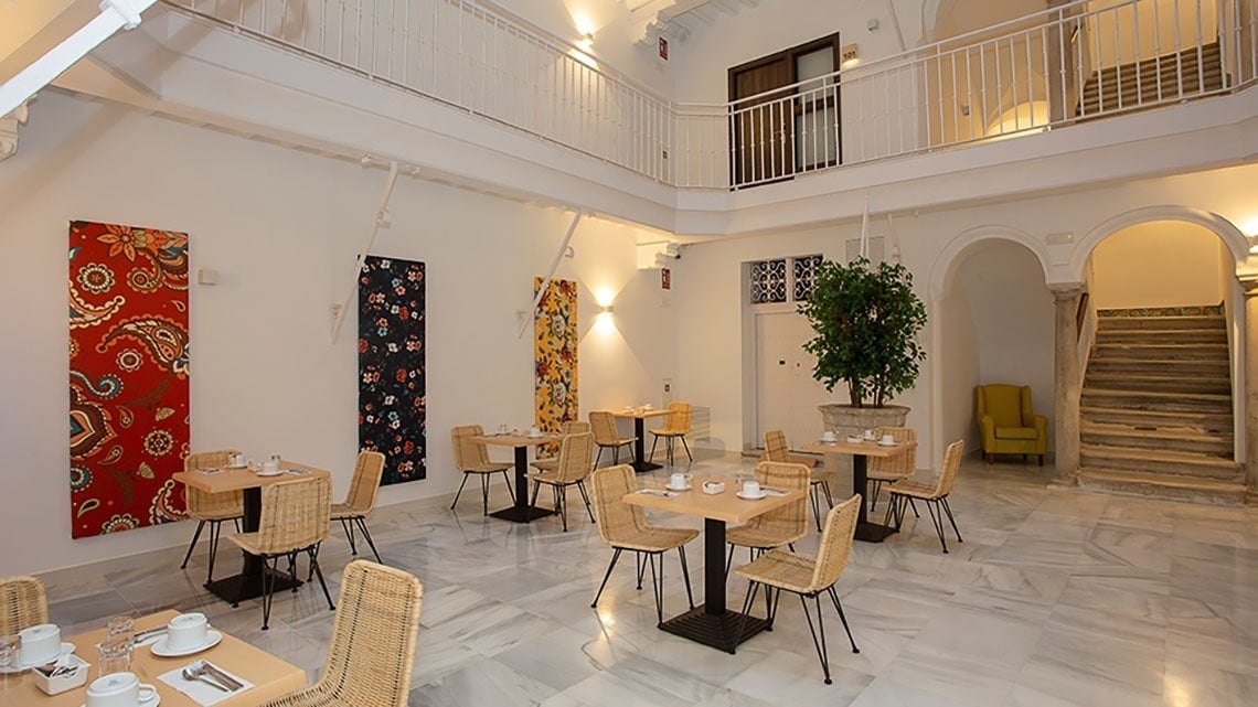 Bar-cafetaria com pequeno-almoço incluído em Cádiz