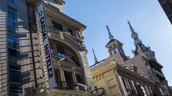 Fachada do hotel renovado Casual del Teatro Madrid na rua Echegaray