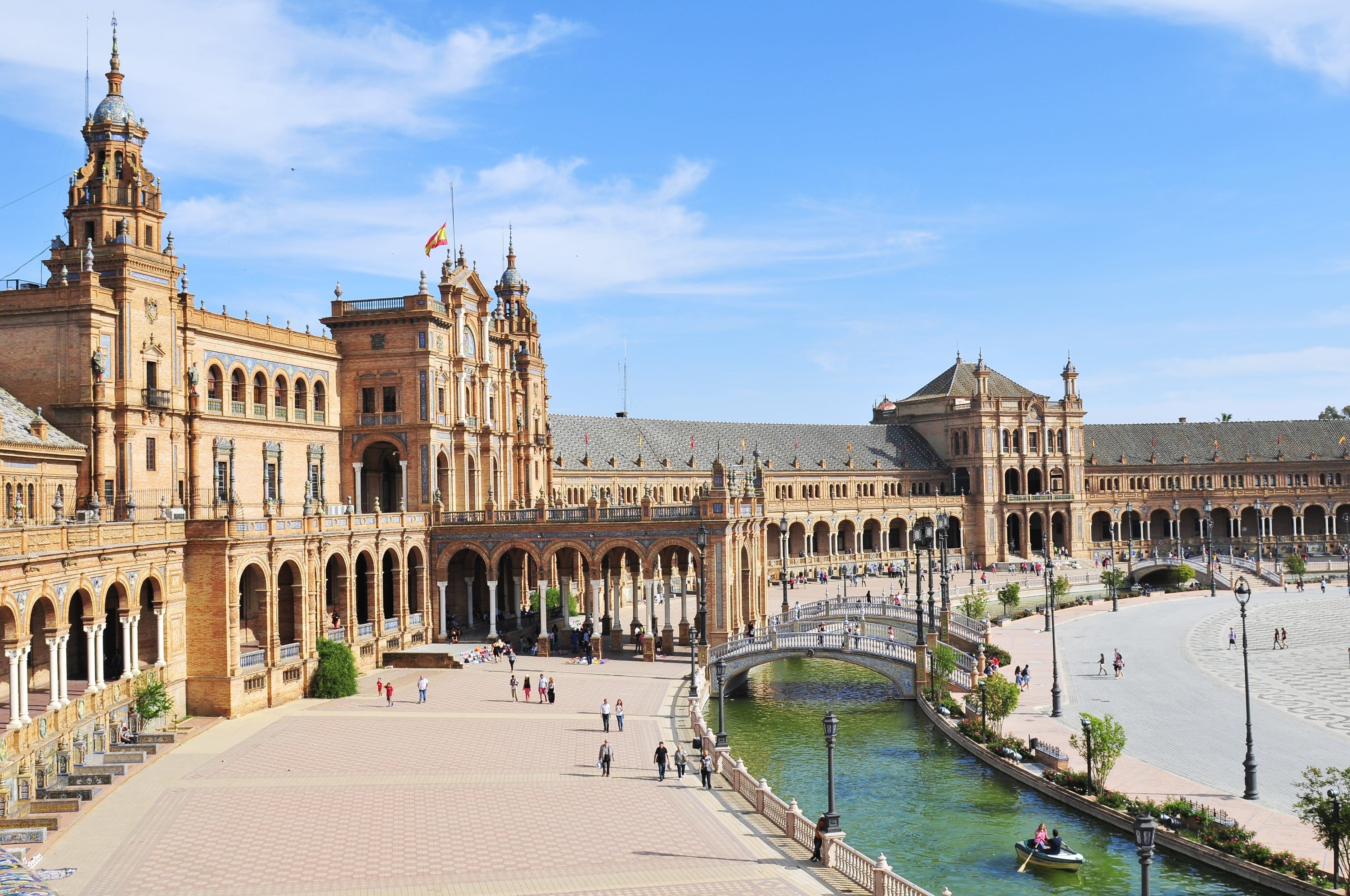 un edificio grande con una bandera española en la parte superior