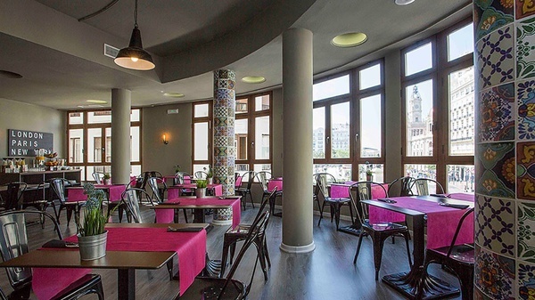 Hotel met cafetaria-restaurant voor ontbijt