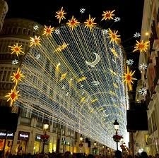 un gran edificio está decorado con luces de navidad y estrellas .