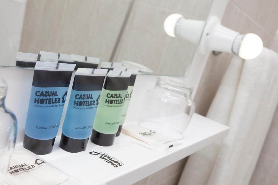 Artigos de higiene pessoal do hotel Casual Colors no centro de Barcelona