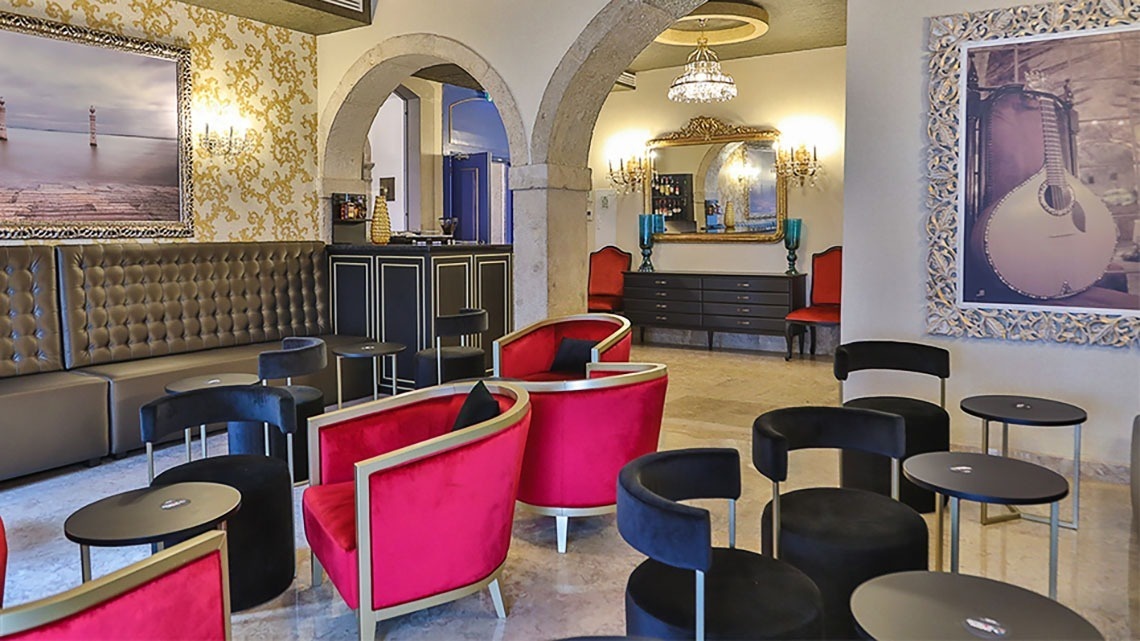 In the bar of the Casual Belle Époque hotel in Lisbon we will serve you your favorite cocktail
