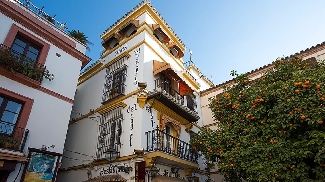 Gevel van Casual Don Juan Tenorio, hotel tegenover het Alcazar van Sevilla
