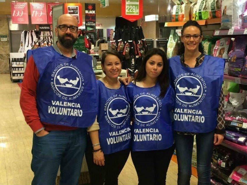 un grupo de personas con chalecos azules que dicen valencia voluntario