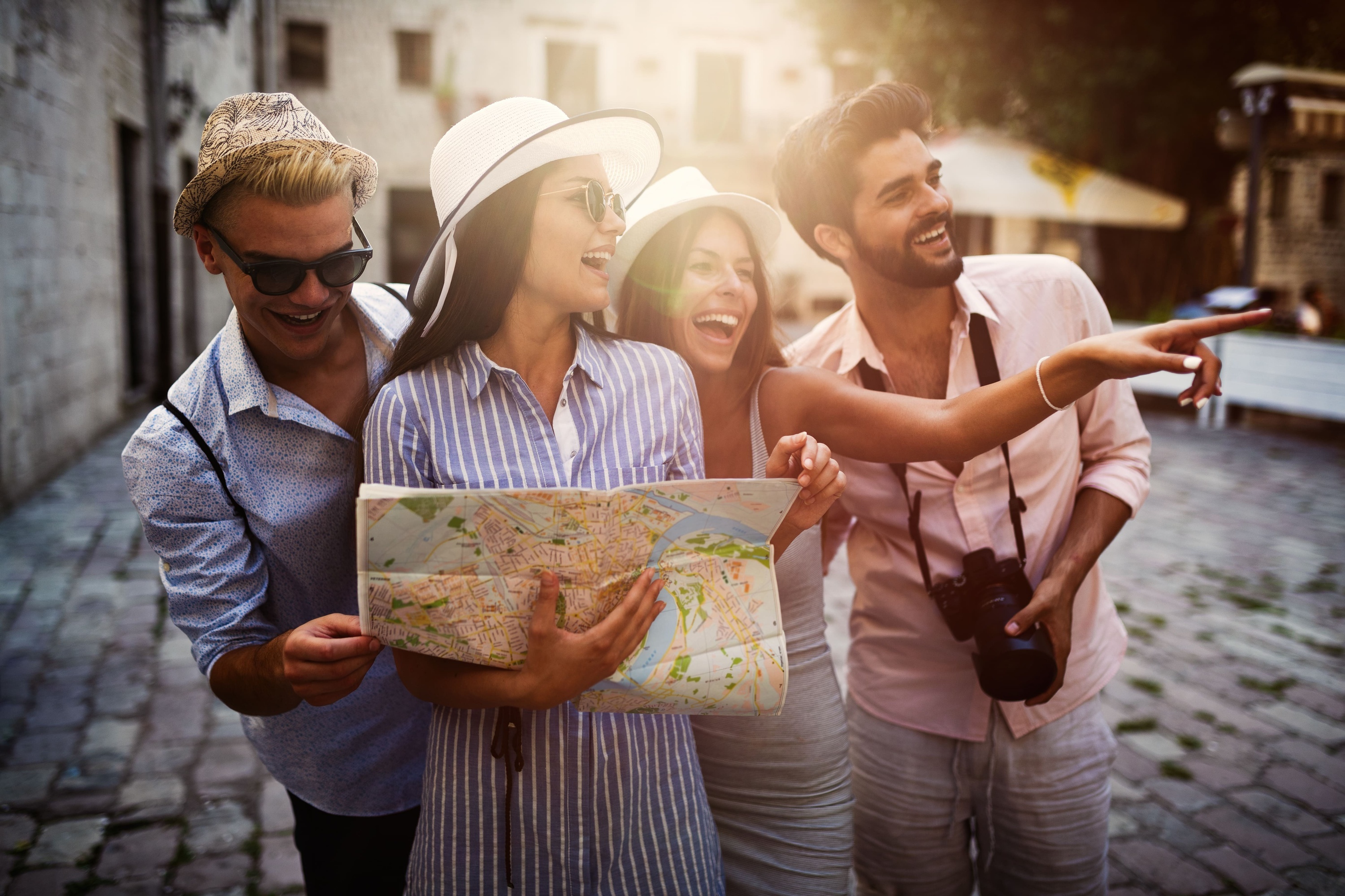 een groep mensen kijkt naar een kaart van een stad