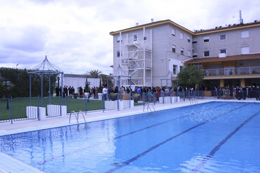 Piscina de hotel con tumbonas y sombrillas, ideal para Hotel Acosta Ciudad de la Música.