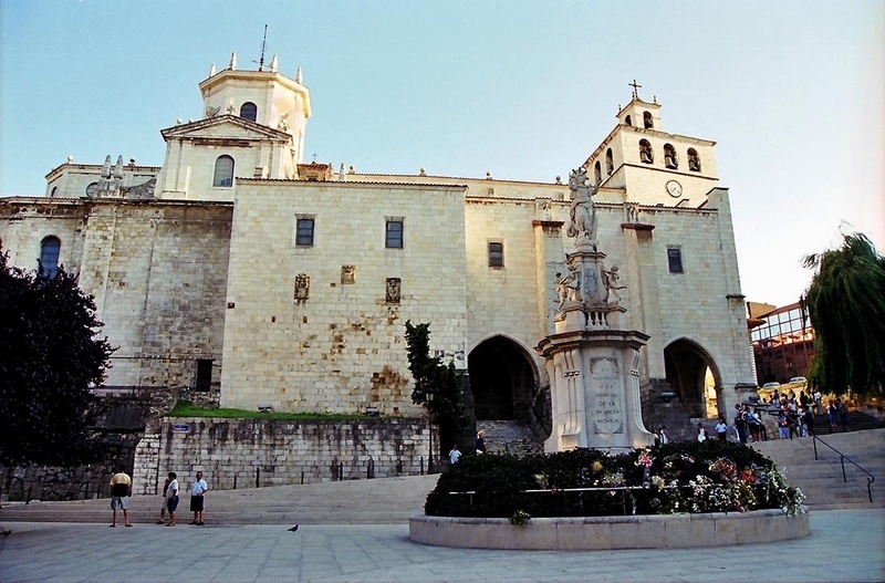 un grupo de personas se paran frente a una catedral