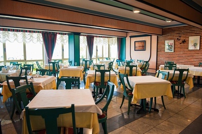 una habitación llena de mesas y sillas en un restaurante - 