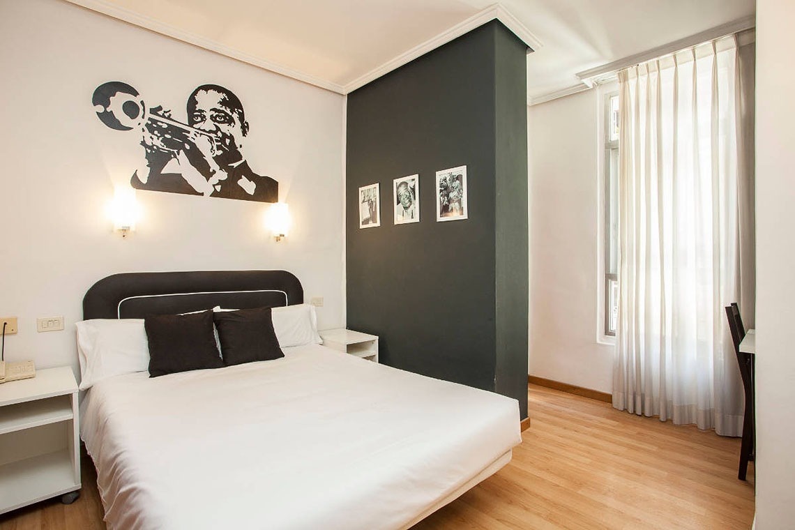 Budget hotel with themed rooms in the center of Valencia
