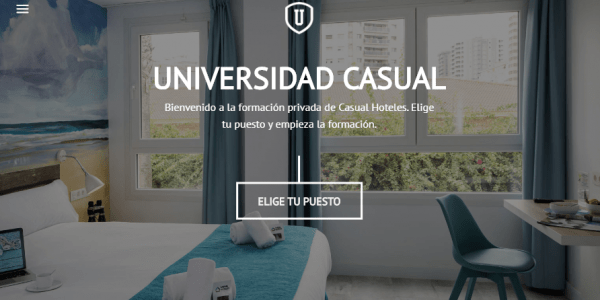 une chambre d' hôtel avec le mot universidad casual au-dessus