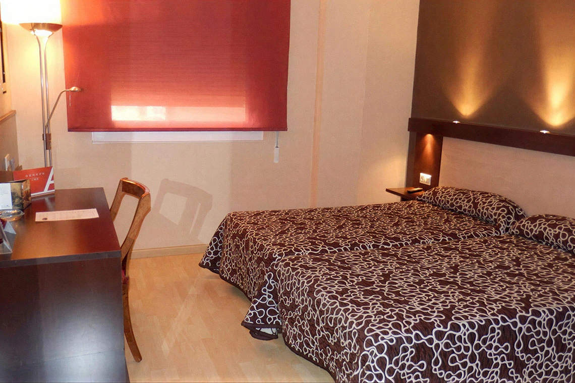 Habitación de hotel con cama doble y escritorio. Hotel Acosta Ciudad de la Música