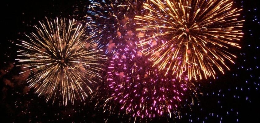 un montón de fuegos artificiales explotan en el cielo nocturno