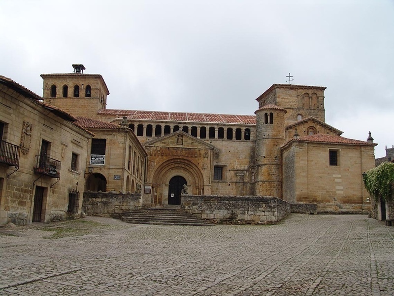 una antigua iglesia con un cartel que dice 