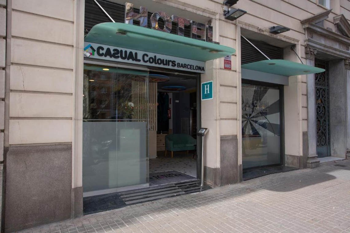 Entrada de Casual Colours, hotel con parking en el barrio de Les Corts, Barcelona