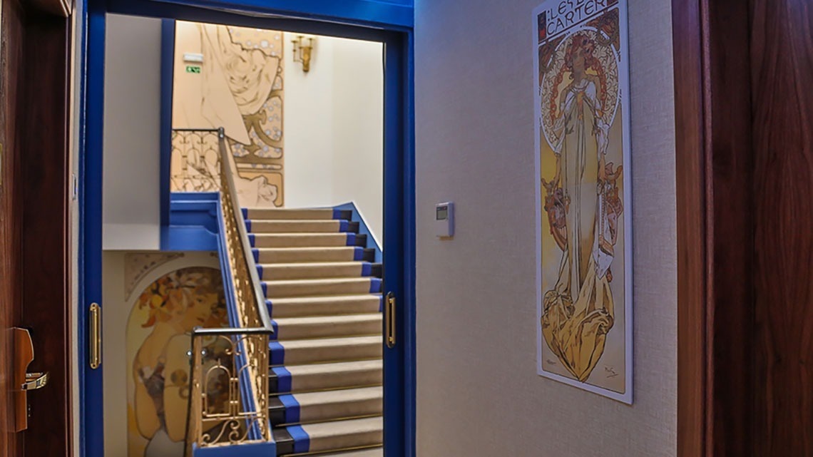 Hotel installations with artistic theme of the Belle Époque in Lisbon
