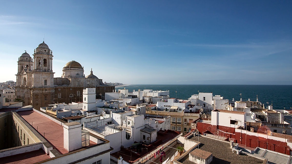 Views of the sea and the historic center of Cádiz from the Casual con Duende hotel