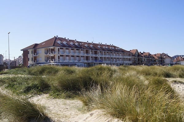 un edificio junto a un campo de hierba alta