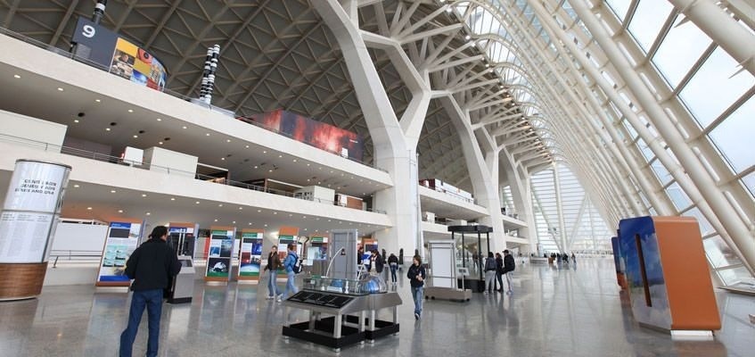 un edificio enorme con un cartel en la pared que dice ' ciencia y tecnología '