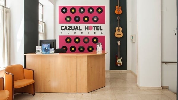 À la réception de l'hôtel low cost Casual de la Música, nous résoudrons tous vos doutes sur Valence