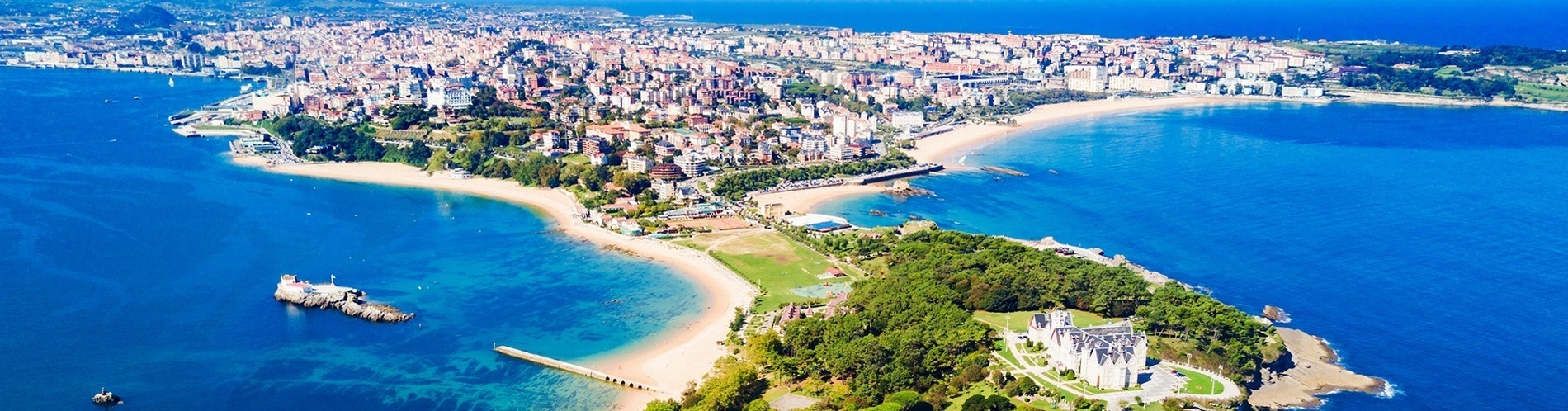 una vista aérea de una ciudad y un océano