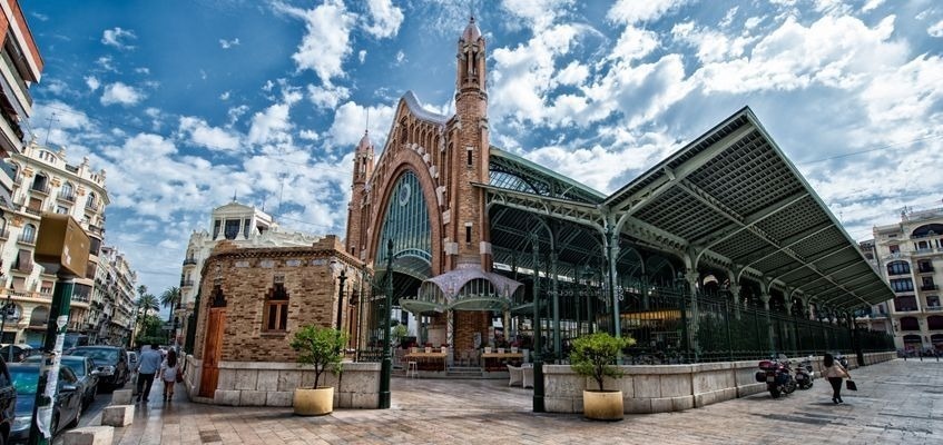 un edificio con un techo verde y una torre de ladrillo