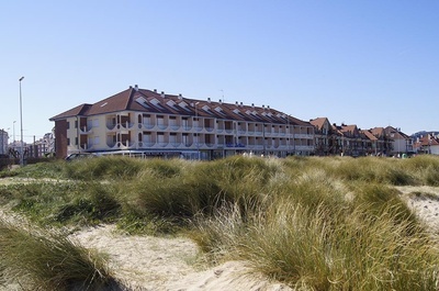 un edificio junto a un campo de hierba alta - 