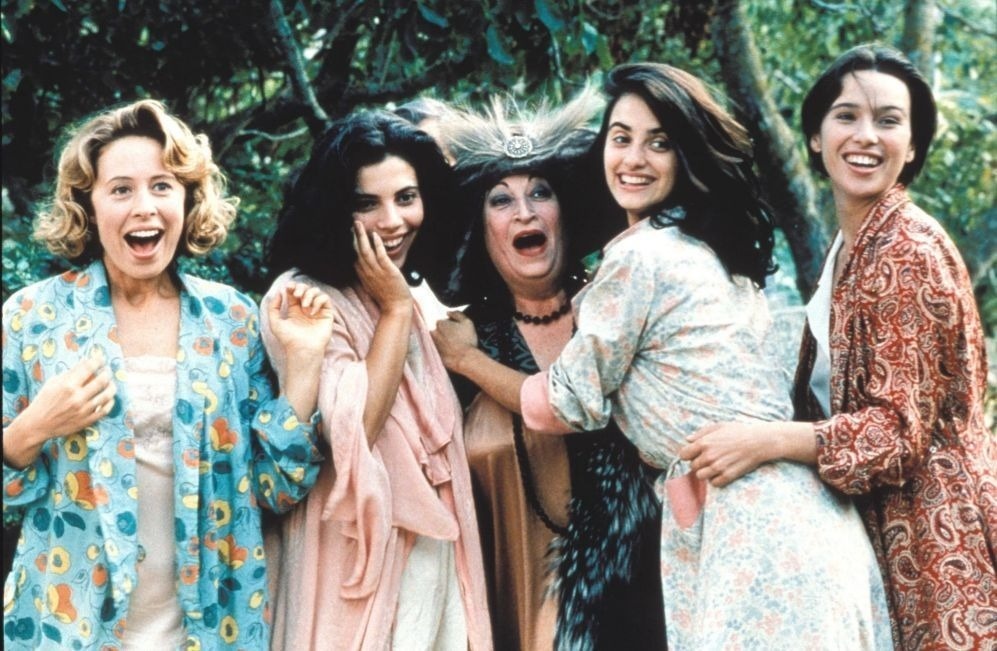 un grupo de mujeres se paran una al lado de la otra y sonríen