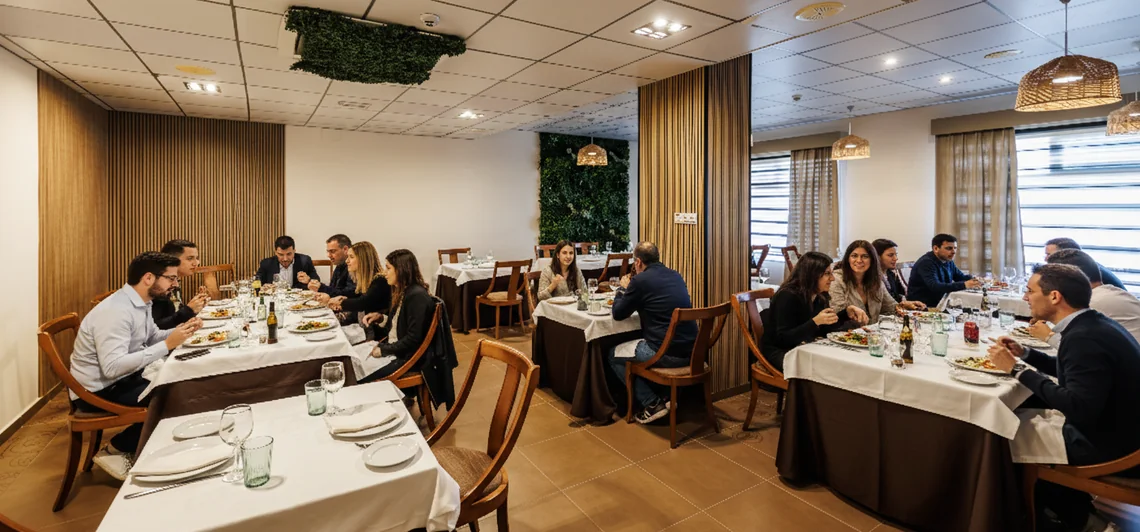 Restaurante del hotel con mesas listas para eventos y cenas, ideal para Hotel Acosta Ciudad de la Música.