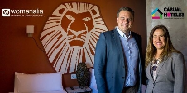 un hombre y una mujer están parados uno al lado del otro en una habitación de hotel .