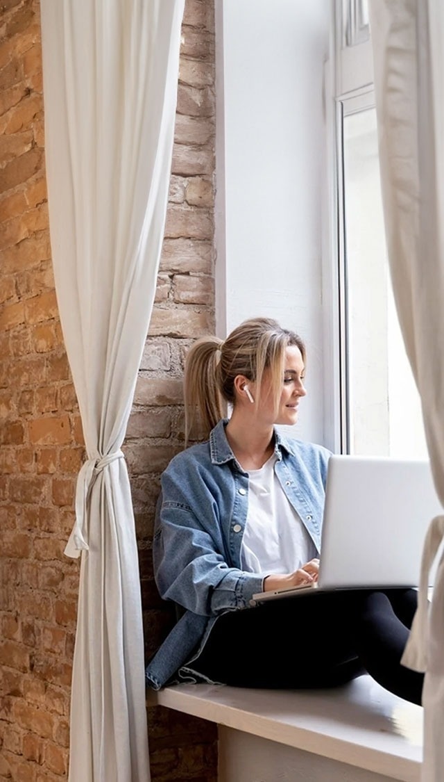 un primer plano de una persona usando un teléfono inteligente