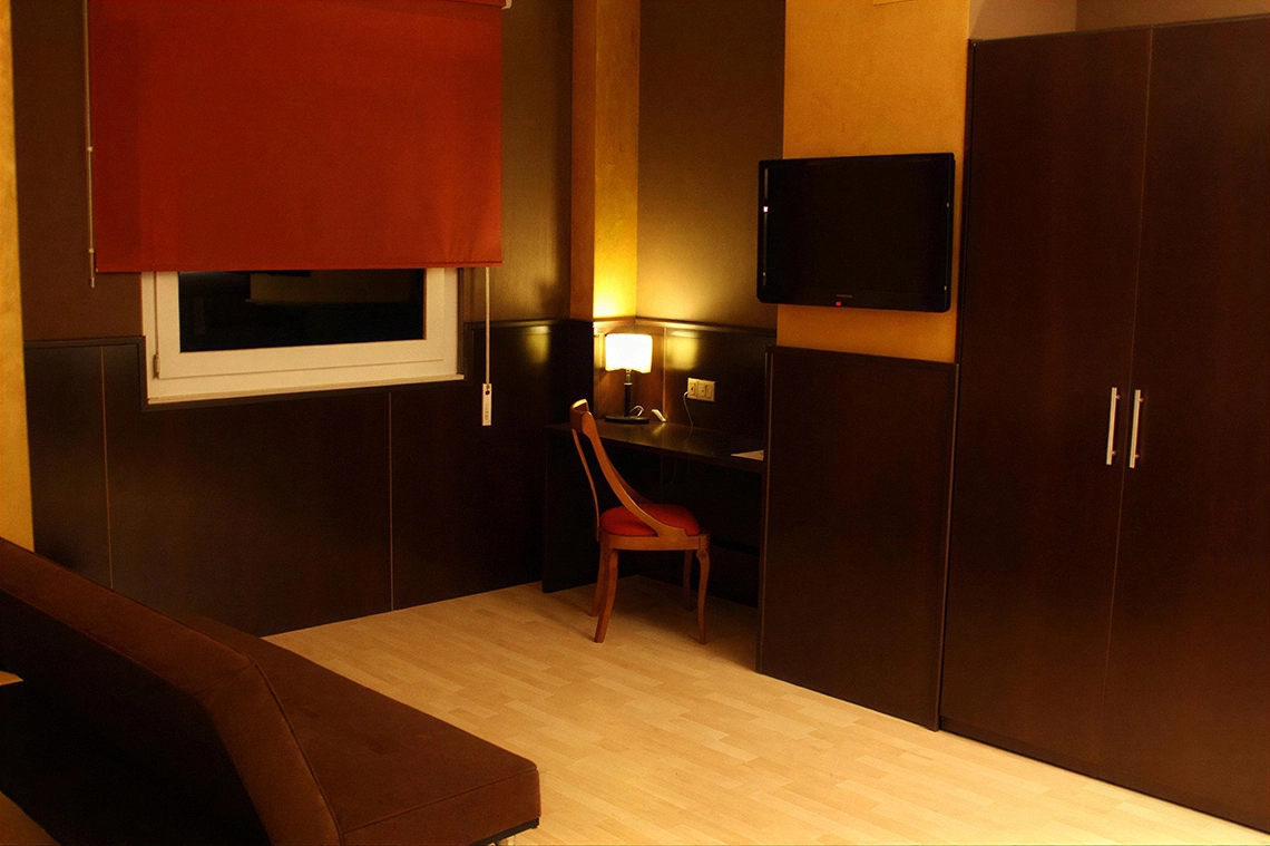 Habitación moderna con TV de pantalla plana y escritorio. Hotel Acosta Ciudad de la Música