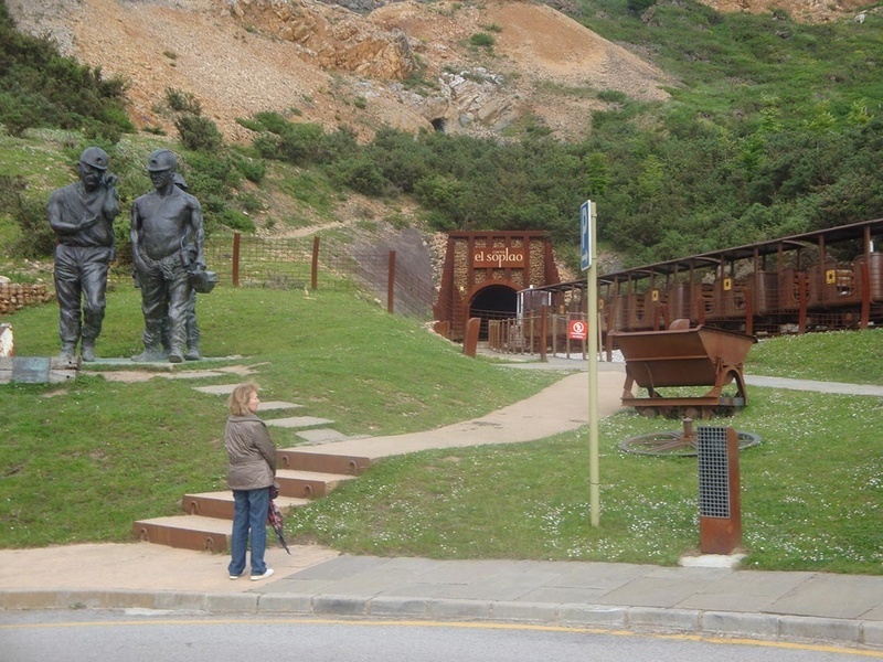 a woman stands in front of a tunnel that says el siglo on it