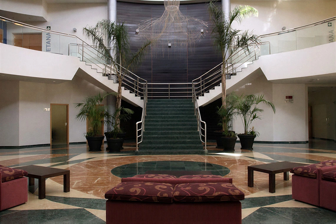 Vestíbulo y escaleras de Hotel Acosta Centro en Almendralejo