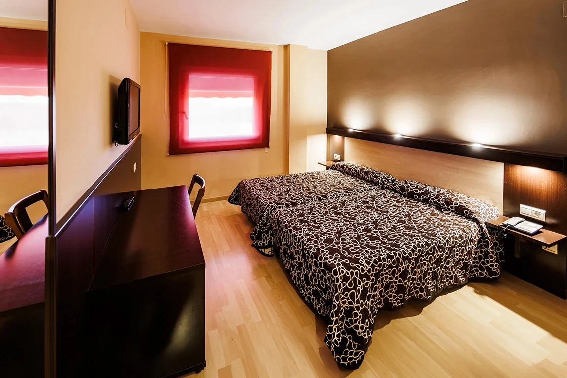 Habitación doble con Hotel Acosta Ciudad de la Música, TV y escritorio en hotel moderno.