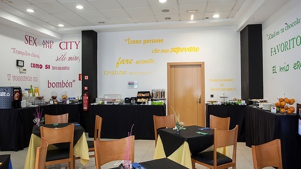 Restaurant-cafeteria with buffet breakfast at Casual Cine Valencia