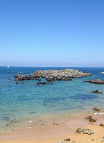 una pequeña isla en el medio del océano