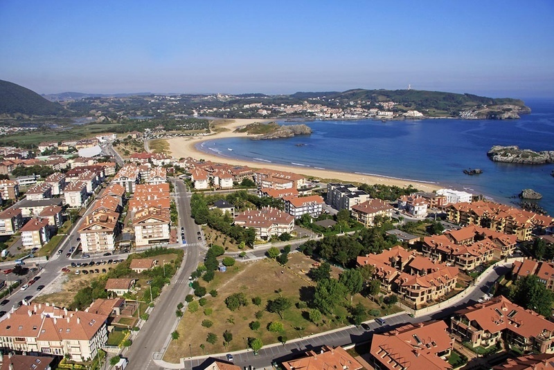 una vista aérea de una ciudad con una playa en el fondo