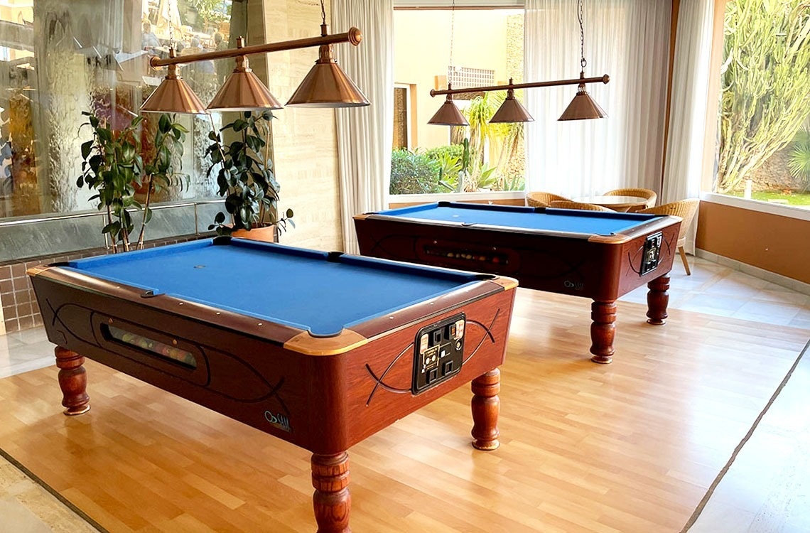 un faro está iluminado por la noche junto a palmeras .